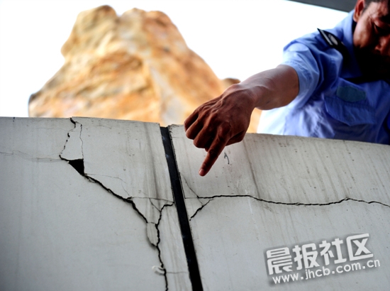 景觀(guān)石 太重 墻體 裂縫 中國風(fēng)景園林網(wǎng)
