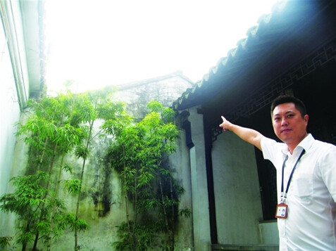 耦園西花園緊臨民宅。