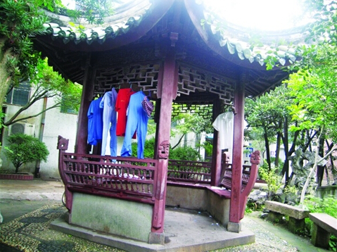 蔭廬六角亭里晾著(zhù)衣物。
