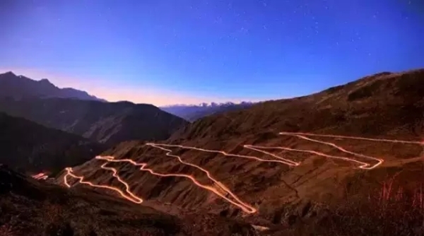 風(fēng)景如畫(huà)的道路景觀(guān)